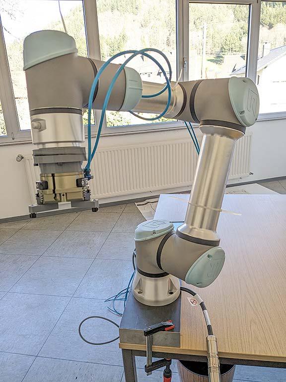 Robot Arm Universal Robot UR5e - Image 1
