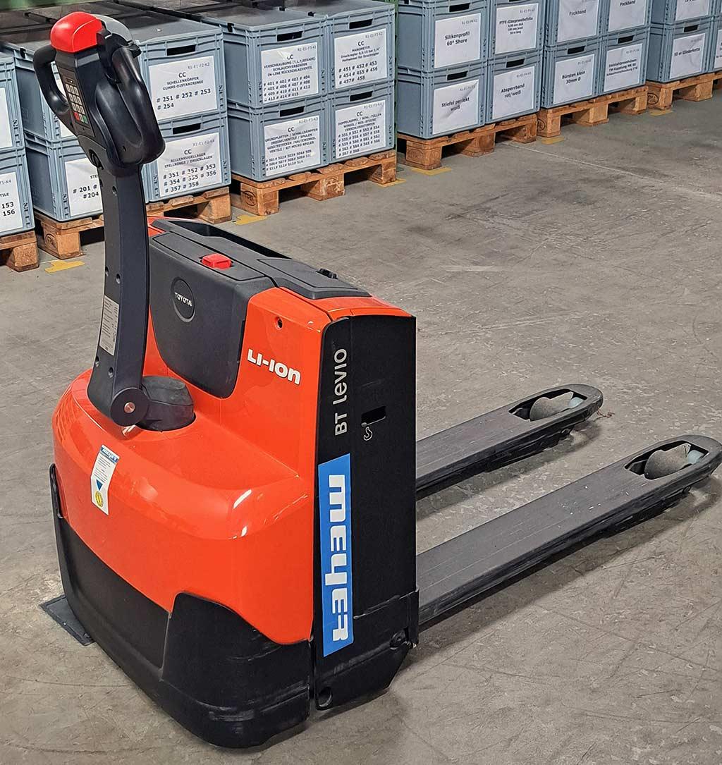Electric Pallet Truck Toyota LWE 140 - Image 1