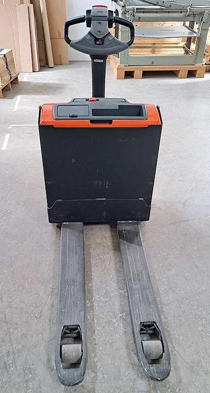 Electric Pallet Truck Toyota LWE 140 - Thumbnail 2