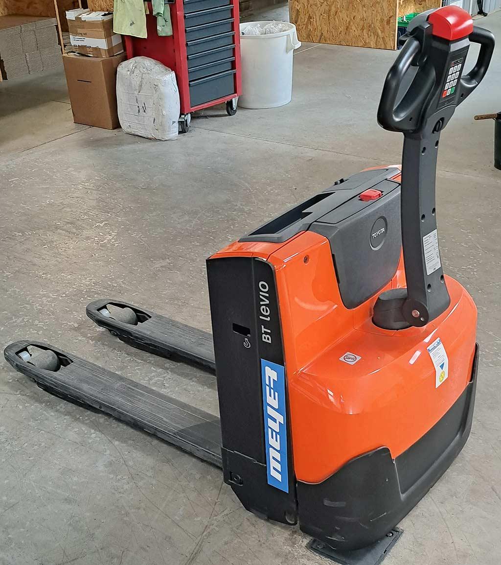 Electric Pallet Truck Toyota LWE 140 - Thumbnail 4