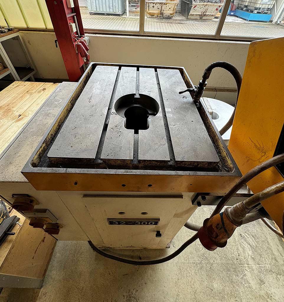 CNC Keyseating Machine Balzat 32/300 - Thumbnail 5