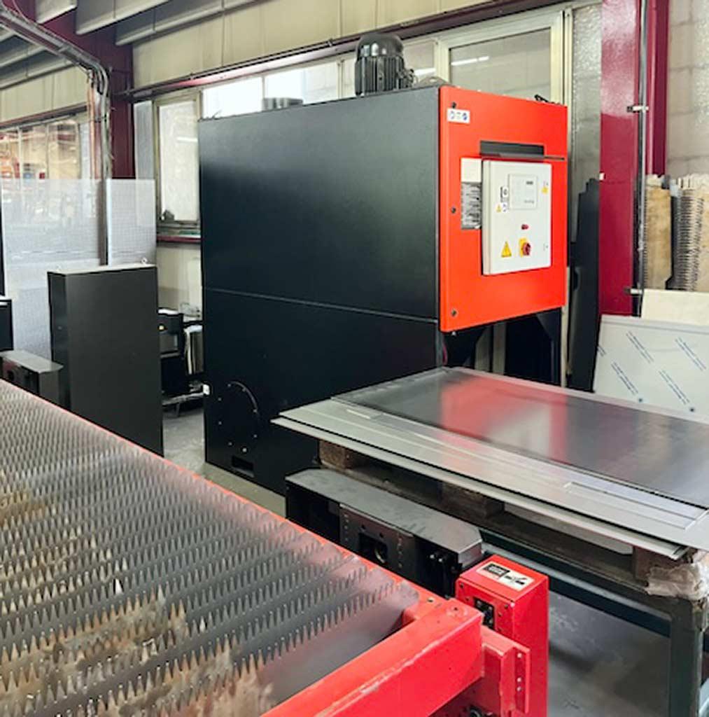 CNC Laser Cutting Machine Amada FLC-3015 AJ-2000 - Thumbnail 3